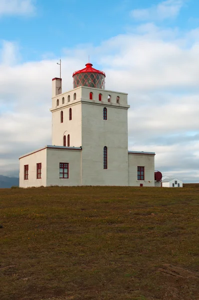 Islandia, Europa: vista aérea de Dyrholaeyjarviti, el impresionante faro de Dyrholaey en un promontorio con vistas a la bahía de Vik i Myrdal, el pueblo más al sur de la isla a lo largo de la carretera de circunvalación — Foto de Stock