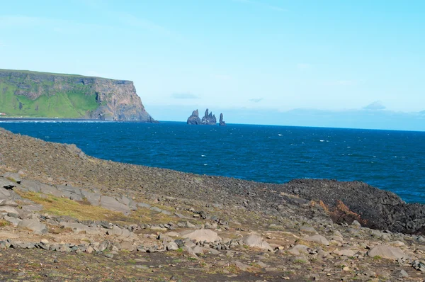 Vik i Myrdal, Izland, Európa: Kilátás Reynisdrangar, a bazalt tengeri halom a hegy alatt Reynisfjall a Reynisfjara fekete strand, rangsorolt 1991 mint az egyik tíz legszebb nem-trópusi strandok a világon — Stock Fotó