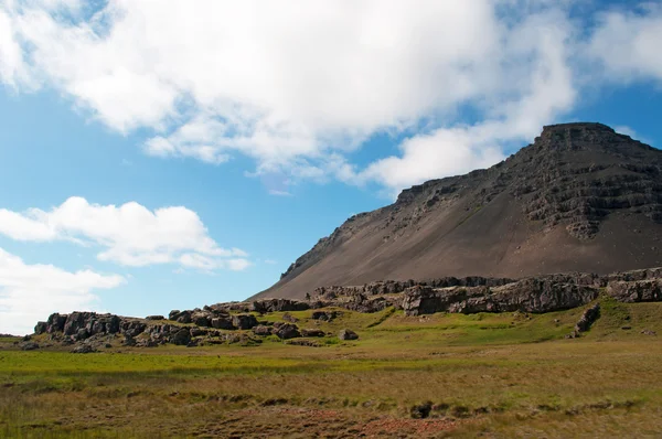 Islandia: vista panorámica del paisaje islandés con montañas y nubes vistas desde el Ring Road — Foto de Stock