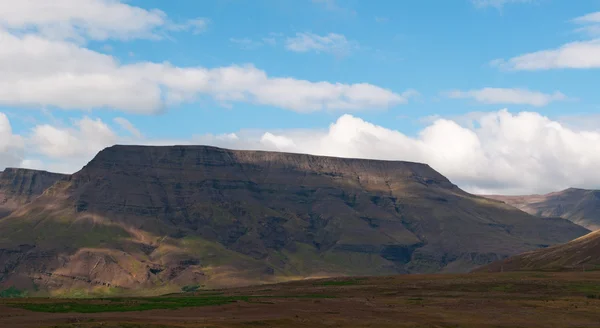 Islandia: vista panorámica del paisaje islandés con montañas y nubes vistas desde el Ring Road — Foto de Stock