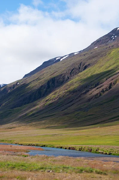 Islande : vue panoramique sur le paysage islandais avec des montagnes et des nuages vus du périphérique — Photo