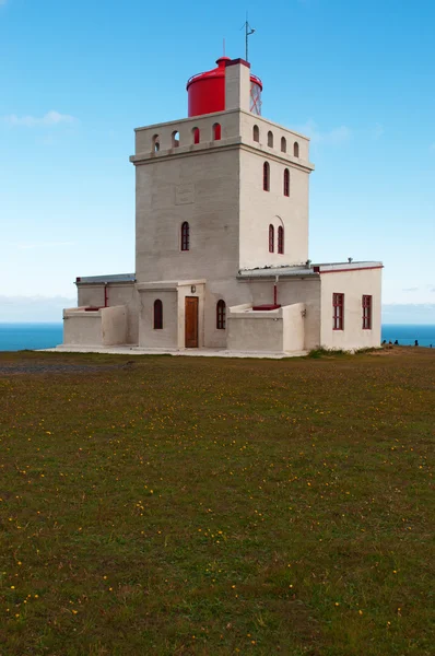 Islândia, Europa: vista aérea de Dyrholaeyjarviti, o deslumbrante farol Dyrholaey em um promontório com vista para a baía de Vik i Myrdal, a aldeia mais ao sul da ilha ao longo da Ring Road — Fotografia de Stock