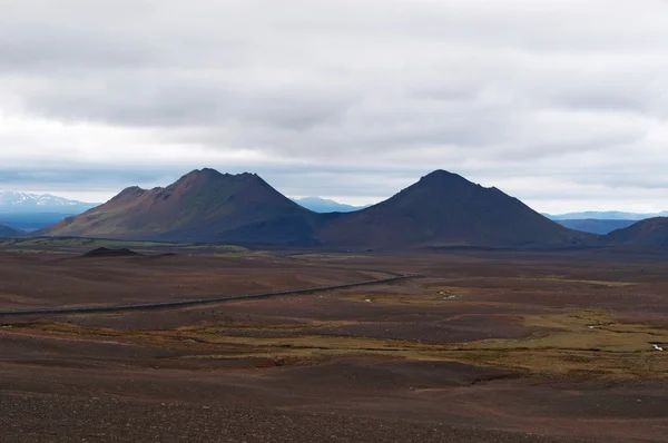 Islande : vue panoramique sur le paysage islandais avec des montagnes et des nuages vus du périphérique — Photo