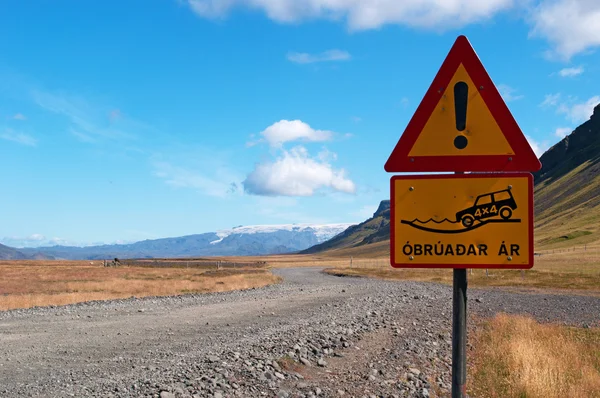 Islândia: um aviso de sinalização rodoviária para a água na trilha de veículos off-road na paisagem islandesa — Fotografia de Stock