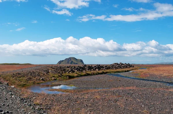 IJsland: panoramisch uitzicht van het IJslandse landschap met bergen en wolken gezien vanaf de ringweg — Stockfoto