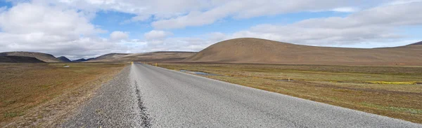 Iceland, Europe: breathtaking landscape seen from the Route 1, the Ring Road, national road (1,332 kilometres) running around the island and connecting most of the inhabited parts of the country and the main tourist attractions — Stockfoto