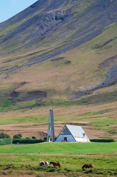 Islândia: uma igreja moderna no campo islandês Fotos De Bancos De Imagens