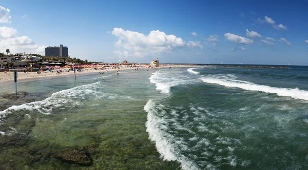 Tel Aviv, Israel, Oriente Médio: vista panorâmica do Mar Mediterrâneo e da Praia Metzitzim, uma baía familiar e praia perto do Porto de Tel Aviv, em homenagem a um filme de comédia de 1972 — Fotografia de Stock