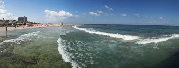 Tel Aviv, Izrael, Közel-Kelet: panorámás kilátás nyílik a Földközi-tenger és Metzitzim Beach, egy családi barát bay és a tengerpart közelében, Tel Aviv kikötő nevezték egy 1972-es film — Stock Fotó