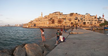 Tel Aviv, İsrail, Ortadoğu: insanlar Yafa'nın bağlantı noktası batımında iskeleye eski şehir, Tel Aviv Yafa en eski parçası ve bir İsrail en eski liman kenti ve Tel Aviv siluetinin manzarasına sahip