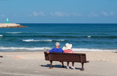 Tel Aviv, İsrail, Ortadoğu: bir kaç Tel Aviv'de deniz üzerinde bir bankta, Akdeniz sahil çalışan ve güzel ve romantik deniz sunan görünümü manzaralar
