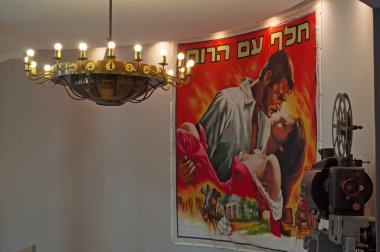 Tel Aviv, İsrail: Gone posteri ile Cinema Hotel rüzgarda 