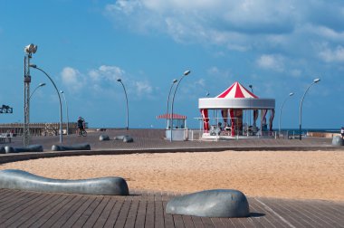 İlk İbranice Carousel, Tel Aviv, İsrail, Ortadoğu: 1932, çökmesini dalgaları Namal, Tel Aviv bağlantı noktası, bakan bir atlıkarıncaya ilk İbranice Carousel inşa