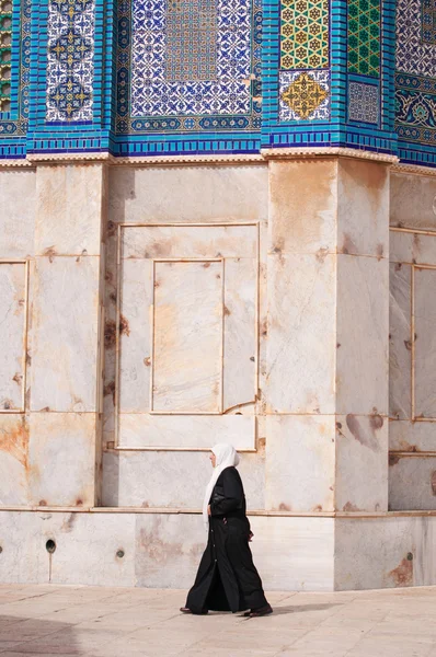 Jeruzsálem, Izrael: egy fátyolos muszlim nő a szikla kupolája előtt — Stock Fotó
