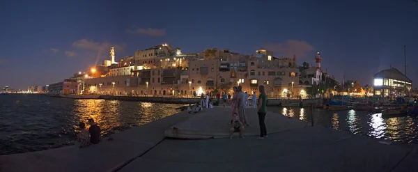 Tel Aviv, Izrael, Közel-Kelet: éjszakai skyline a Jaffák port kilátással a régi város, a Tel Aviv-Yafo legrégebbi része, és egyike a legősibb kikötő város Izraelben, és a skyline a Tel-Aviv, a háttérben — Stock Fotó