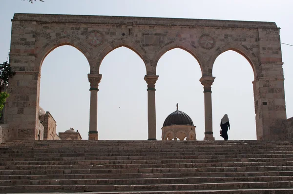 Jerusalén: una mujer musulmana en la calzada con arcos en el Monte del Templo — Foto de Stock