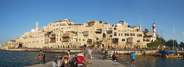 Tel aviv, israel, naher Osten: Menschen auf dem Pier des Hafens von jaffa mit Blick auf die Altstadt, den ältesten Teil von tel aviv yafo und eine der ältesten Hafenstädte in israel, und die Skyline von tel aviv — Stockfoto