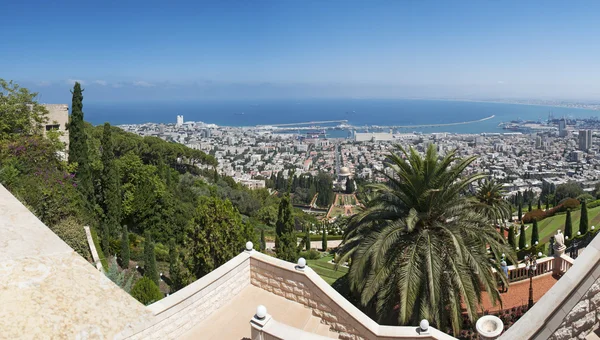 Israël: panoramisch uitzicht van Haifa en de Bahai tuinen — Stockfoto