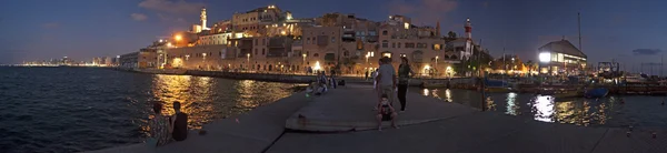 Τελ Αβίβ, Ισραήλ, Μέση Ανατολή: διανυκτέρευση στον ορίζοντα το λιμάνι της Γιάφα με θέα στην παλιά πόλη, το παλαιότερο τμήμα του Tel Aviv Yafo και ένα από τα πιο αρχαία πόλη λιμάνι στο Ισραήλ και στον ορίζοντα της πόλης Τελ Αβίβ στο φόντο — Φωτογραφία Αρχείου