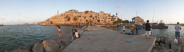 Τελ Αβίβ, Ισραήλ, Μέση Ανατολή: άνθρωποι στην προβλήτα του λιμένα της Γιάφα στο ηλιοβασίλεμα με θέα στην παλιά πόλη, το παλαιότερο τμήμα του Tel Aviv Yafo και ένα από τα πιο αρχαία πόλη λιμάνι στο Ισραήλ και στον ορίζοντα της πόλης Τελ Αβίβ — Φωτογραφία Αρχείου