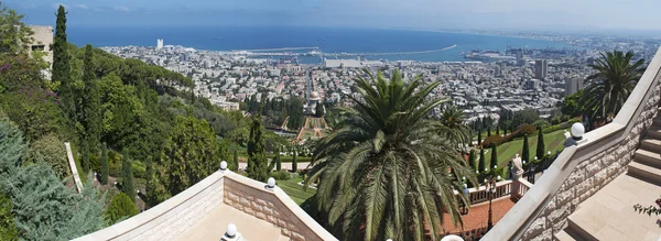 Israël: panoramisch uitzicht van Haifa en de Bahai tuinen — Stockfoto