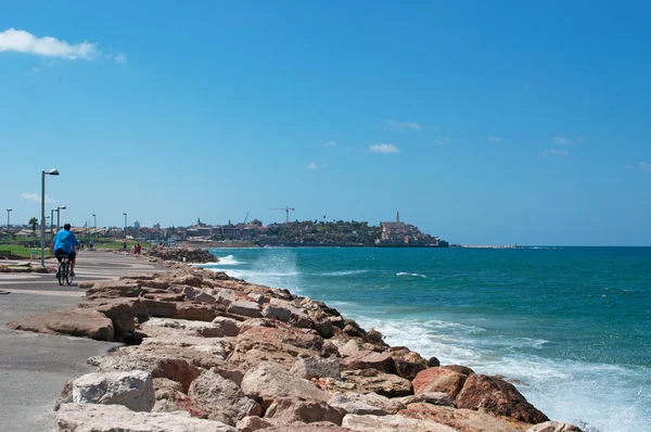 Tel Aviv, Izrael, Közel-Kelet: a panorámás kilátást a látóhatár a régi város Jaffa látható a Tayelet, a Tel Aviv sétányt a mediterrán tengerpart mentén futó — Stock Fotó