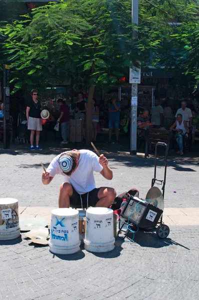 Israel: um menino judeu joga percussão nas ruas de Tel Aviv — Fotografia de Stock