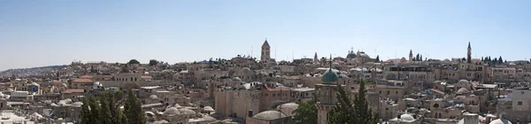 Jeruzalem, Israël: panoramisch uitzicht en de skyline van de oude stad gezien vanaf het terras van de Oostenrijkse Hospice — Stockfoto