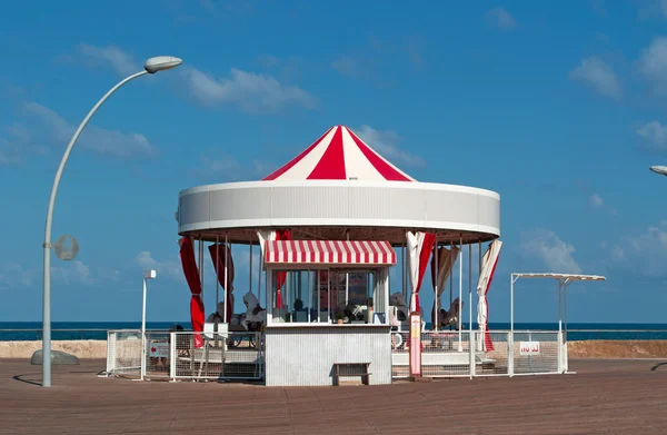 Tel Aviv, Israël, Midden-Oosten: de eerste Hebreeuws carrousel, de eerste Hebreeuws Carousel gebouwd in 1932, een draaimolen met uitzicht op de verpletterende golven op de Namal, de poort van Tel Aviv — Stockfoto