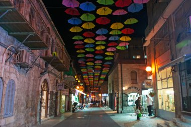 Kudüs: renkli şemsiyeler Yoel Moshe Solomon Street gece