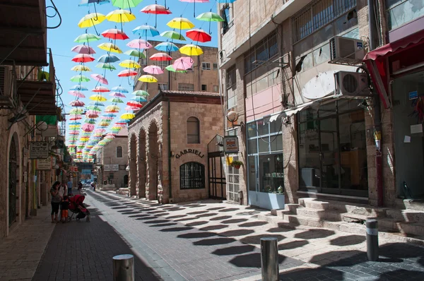 Jerusalén: coloridos paraguas en la calle Yoel Moshe Solomon — Foto de Stock
