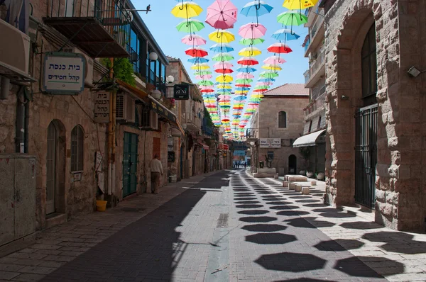 예루살렘: 주어졌던 모세 솔로몬 거리에 다채로운 우산 — 스톡 사진
