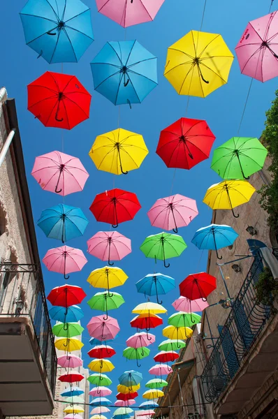 Jerusalém: guarda-chuvas coloridos em Yoel Moshe Solomon Street — Fotografia de Stock