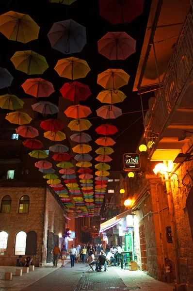 Jerusalén: sombrillas de colores en la calle Yoel Moshe Solomon por la noche — Foto de Stock
