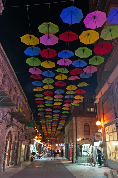 Jerusalén: sombrillas de colores en la calle Yoel Moshe Solomon por la noche — Foto de Stock