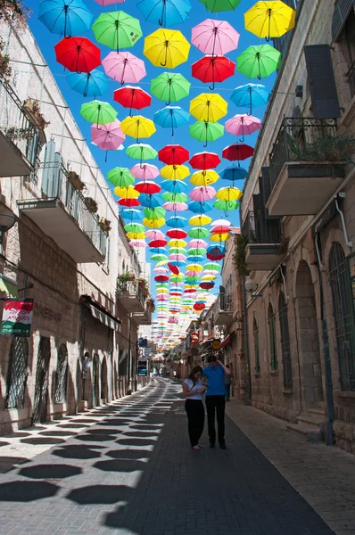 Jerusalén: coloridos paraguas en la calle Yoel Moshe Solomon — Foto de Stock