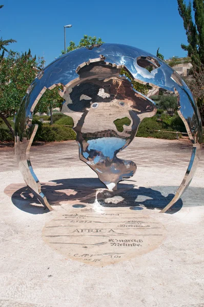 Jerusalém, Israel, Oriente Médio: vista do Centro do Mundo, uma escultura feita pelo artista David Breuer-Weil localizada no Parque Teddy Kollek e representando Jerusalém no centro de três continentes — Fotografia de Stock