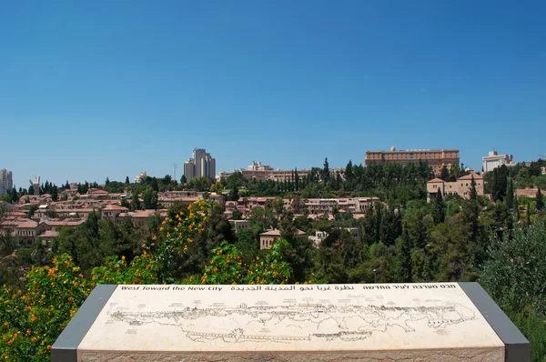 Jerusalén: vista al oeste hacia la Nueva Ciudad con el barrio judío de Mishkenot Sha 'ananim — Foto de Stock