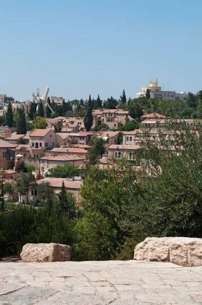 Jerusalén: vista al oeste hacia la Nueva Ciudad con el barrio judío de Mishkenot Sha 'ananim — Foto de Stock