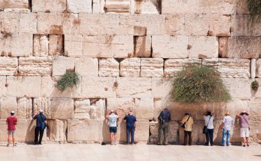 Kudüs: Western duvara dua Yahudiler