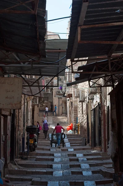 Jerusalém, Israel, Oriente Médio: pessoas nas ruelas estreitas da Cidade Velha, uma área murada dentro da moderna cidade de Jerusalém, na qual muçulmanos, judeus, católicos e armênios vivem juntos — Fotografia de Stock