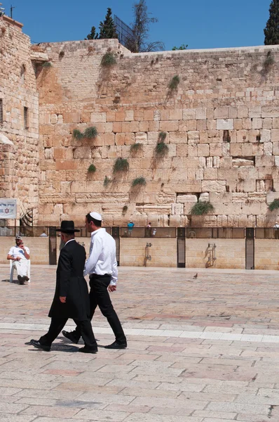 Jeruzalem: Joden wandelen voor de westelijke muur — Stockfoto