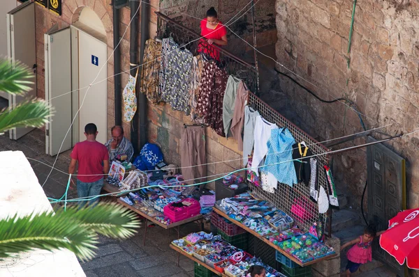 Jerusalén: gente en las calles de la Ciudad Vieja el 6 de septiembre de 2015. La Ciudad Vieja es un área amurallada dentro de la ciudad moderna de Jerusalén en la que viven juntos musulmanes, judíos, católicos y armenios. — Foto de Stock