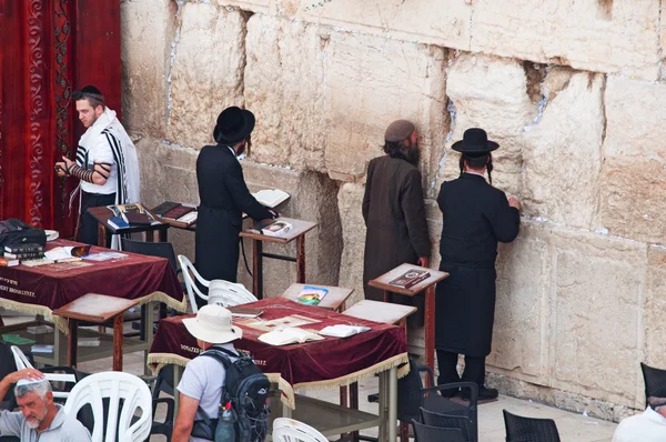 Gerusalemme: gli ebrei che pregano al Muro del Pianto — Foto Stock