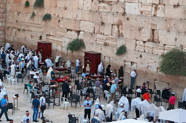 Jerusalém: Judeus rezando no Muro Ocidental — Fotografia de Stock