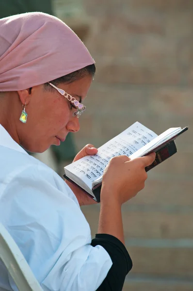 Jerusalem, Izrael: az ortodox zsidó nő, a tóra olvasása, a régi város — Stock Fotó