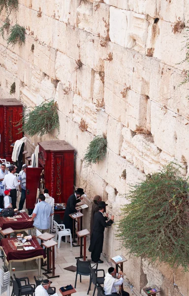 Jeruzalem: Joden bidden Klaagmuur — Stockfoto