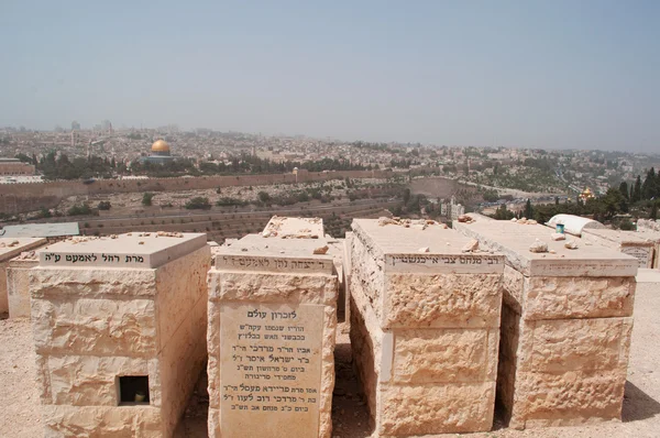 Jerusalém, Monte das Oliveiras: horizonte com o Cemitério Judaico, o mais antigo de Jerusalém, e a Cúpula da Rocha durante uma tempestade de areia — Fotografia de Stock