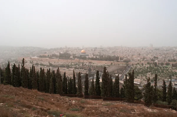 Jerusalén: horizonte de la Ciudad Vieja con vista a la Cúpula de la Roca durante una tormenta de arena vista desde el Monte de los Olivos — Foto de Stock