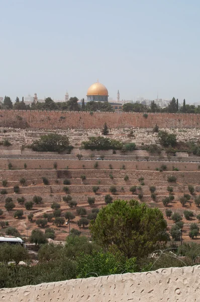 Jeruzalem: de skyline van de oude stad met uitzicht op de koepel van de rots tijdens een zandstorm gezien vanaf de Olijfberg — Stockfoto